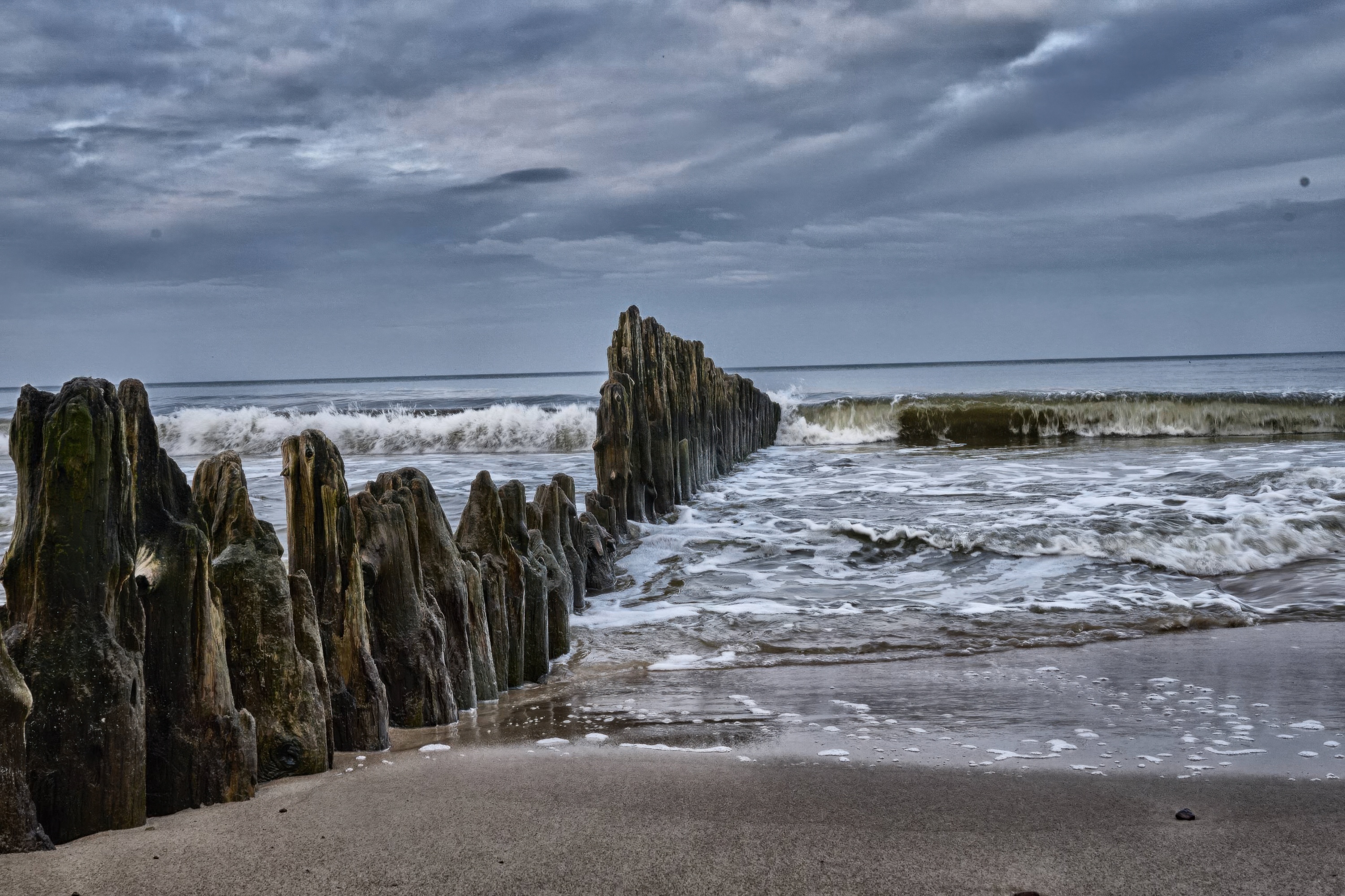 Between Wooden Groynes and Breaking Waves
