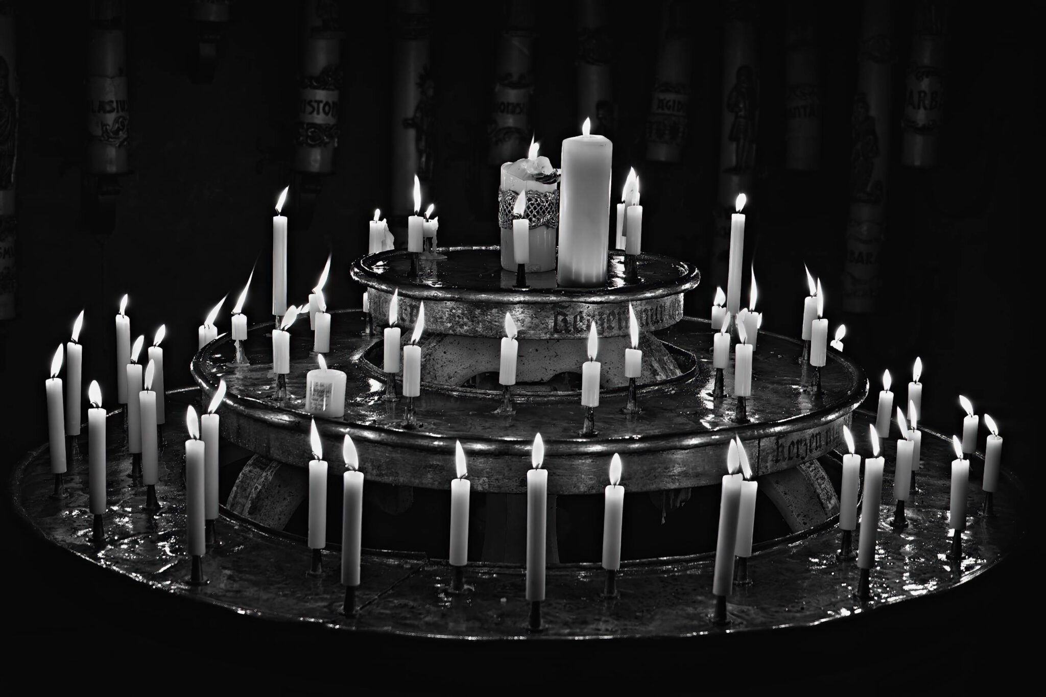 Kerzenkranz in einer Kirche
