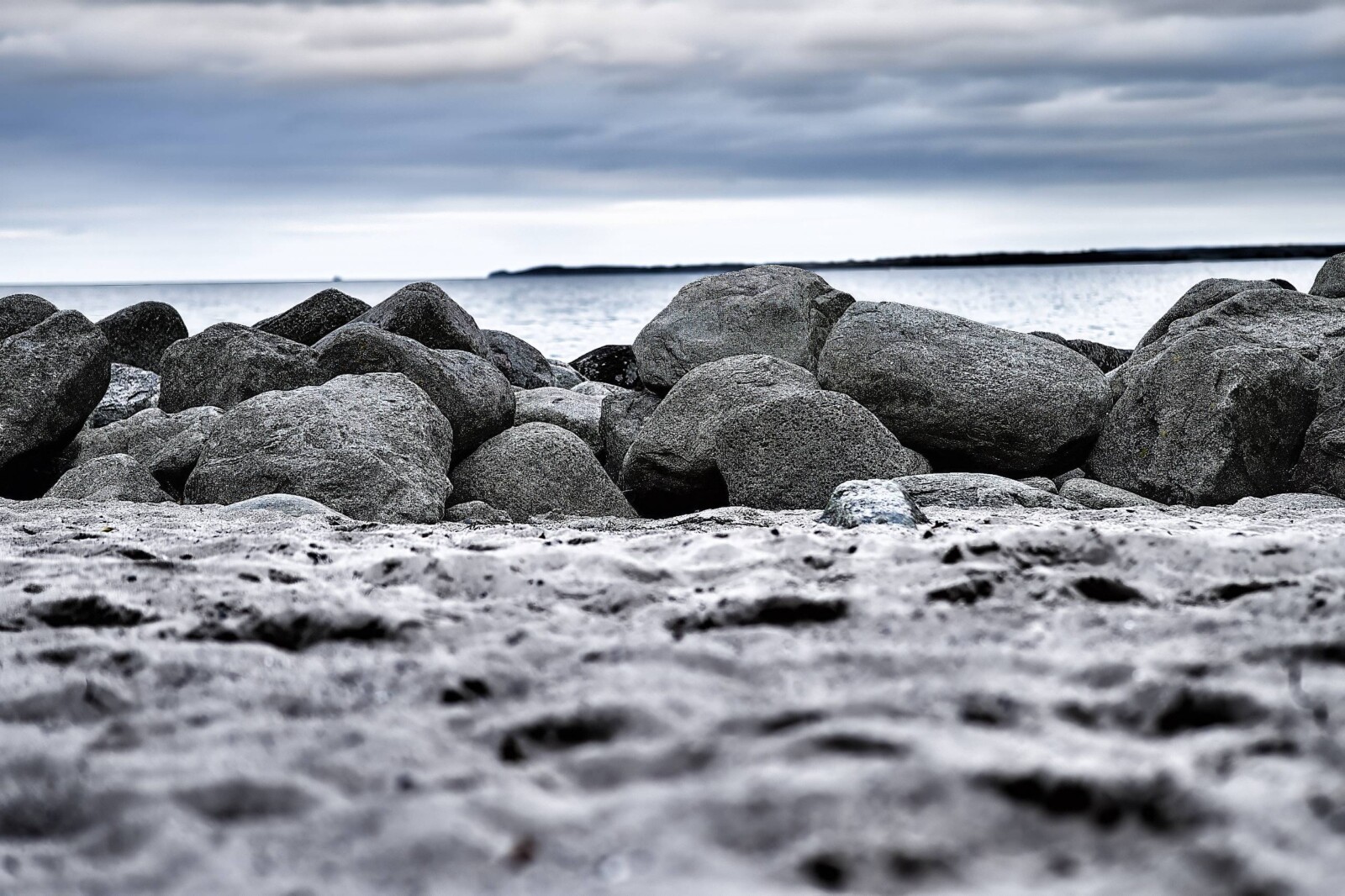 Between Sharpness and Distance — A Quiet View Towards the Sea